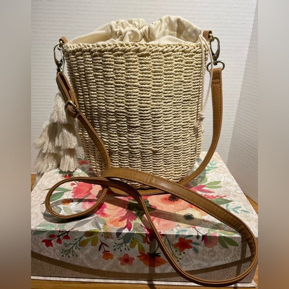 Boho basket woven purse with tassels - Picture 1 of 7